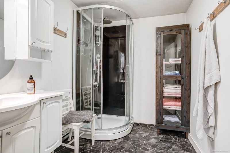 9. Totalrenovering av badrum ink tatskikt nylaggning av plastmatta.jpg